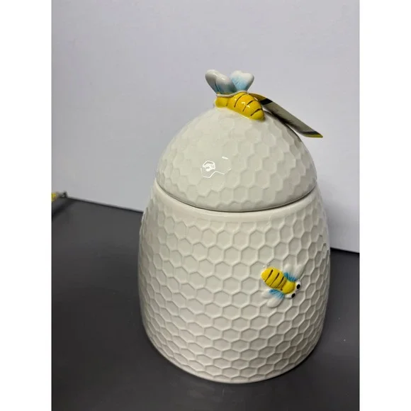 The Beehive Ceramic Cookie Jar Honeycomb Bumblebee Canister 42oz Cream NEW - Picture 2 of 10